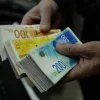 توزيع مبالغ نقدية على الأسر الفقيرة