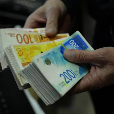توزيع مبالغ نقدية على الأسر الفقيرة